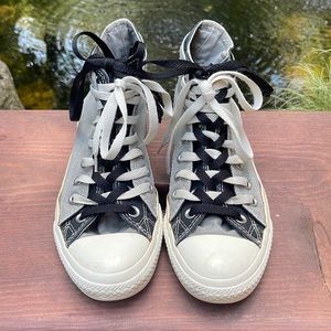 Size 7 women’s Converse grey/navy blue double laces.